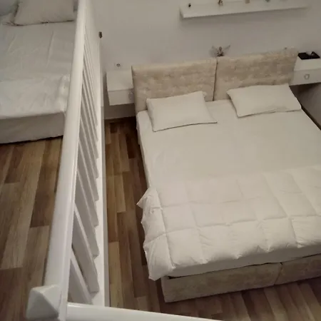 Mondi * Durrës
